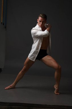 erkekler mi bir siyah pantolon dansları