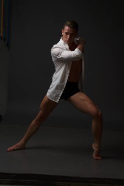 erkekler mi bir siyah pantolon dansları