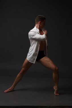 erkekler mi bir siyah pantolon dansları