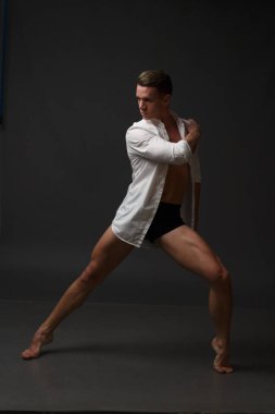 erkekler mi bir siyah pantolon dansları