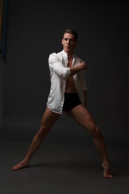 erkekler mi bir siyah pantolon dansları