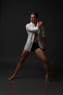 erkekler mi bir siyah pantolon dansları