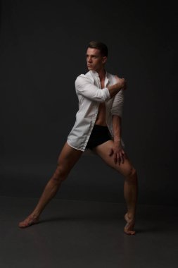 erkekler mi bir siyah pantolon dansları