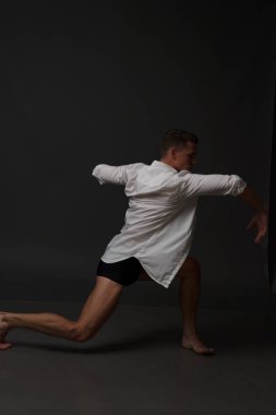 erkekler mi bir siyah pantolon dansları