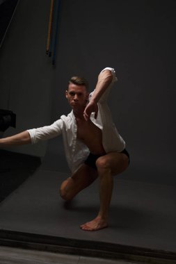 erkekler mi bir siyah pantolon dansları