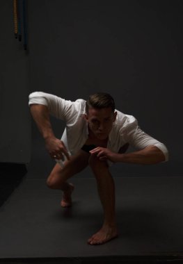 erkekler mi bir siyah pantolon dansları