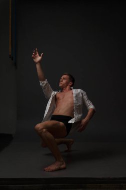 erkekler mi bir siyah pantolon dansları