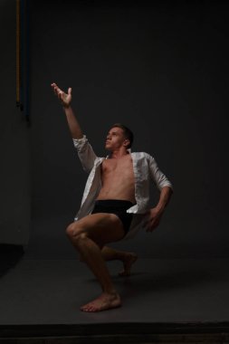 erkekler mi bir siyah pantolon dansları