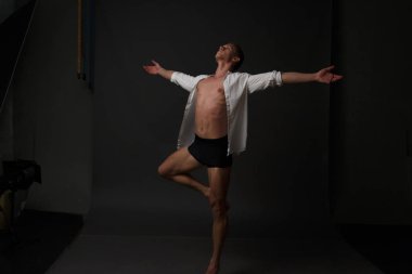 erkekler mi bir siyah pantolon dansları