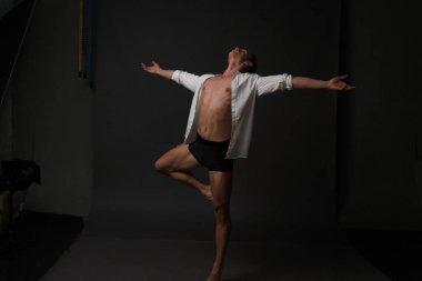 erkekler mi bir siyah pantolon dansları