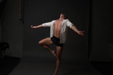 erkekler mi bir siyah pantolon dansları