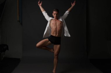 erkekler mi bir siyah pantolon dansları