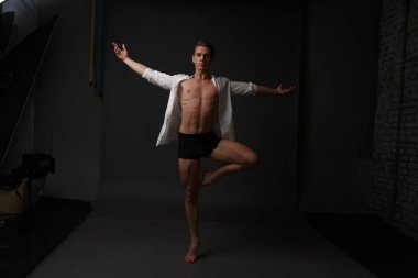 erkekler mi bir siyah pantolon dansları