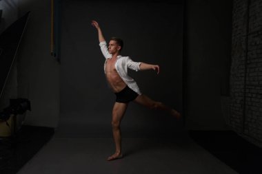 erkekler mi bir siyah pantolon dansları