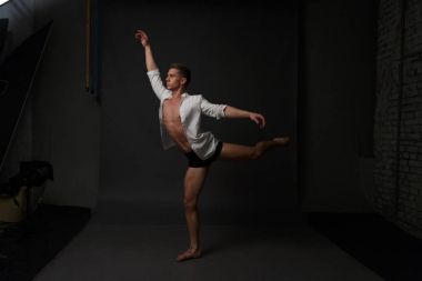 erkekler mi bir siyah pantolon dansları