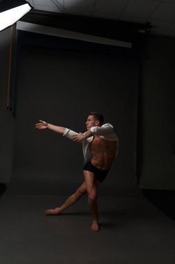 erkekler mi bir siyah pantolon dansları