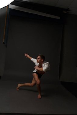 erkekler mi bir siyah pantolon dansları