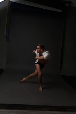 erkekler mi bir siyah pantolon dansları