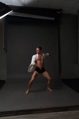 erkekler mi bir siyah pantolon dansları