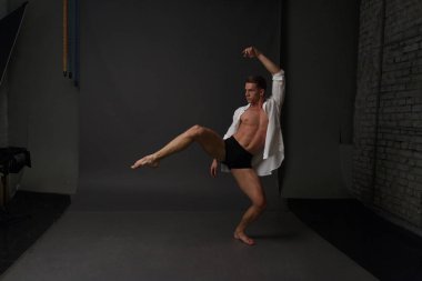 erkekler mi bir siyah pantolon dansları