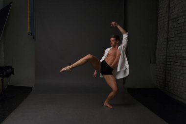 erkekler mi bir siyah pantolon dansları