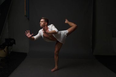 erkekler mi bir siyah pantolon dansları