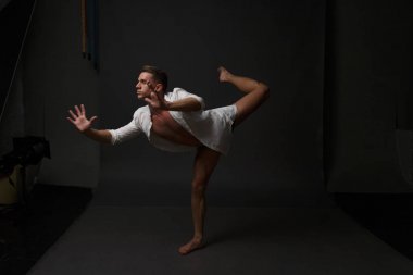 erkekler mi bir siyah pantolon dansları