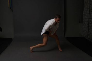 erkekler mi bir siyah pantolon dansları