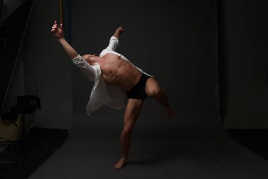 erkekler mi bir siyah pantolon dansları