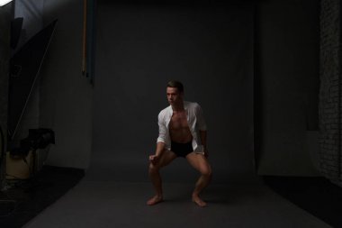 erkekler mi bir siyah pantolon dansları