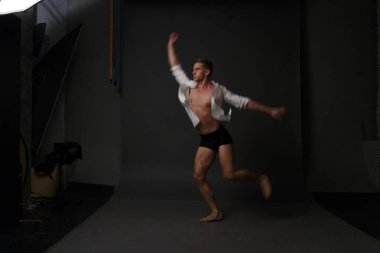 erkekler mi bir siyah pantolon dansları