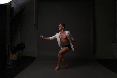 erkekler mi bir siyah pantolon dansları