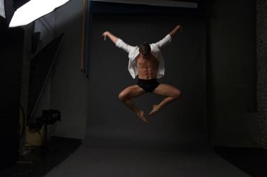 erkekler mi bir siyah pantolon dansları