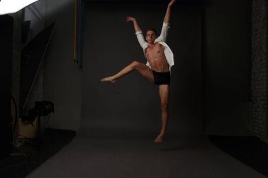 erkekler mi bir siyah pantolon dansları