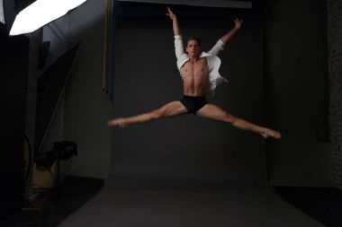 erkekler mi bir siyah pantolon dansları