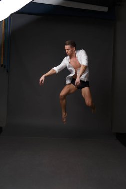 erkekler mi bir siyah pantolon dansları