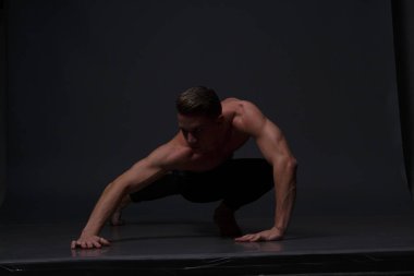 erkekler mi bir siyah pantolon dansları