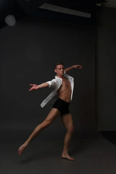 Hommes est danses dans un pantalon noir — Photo