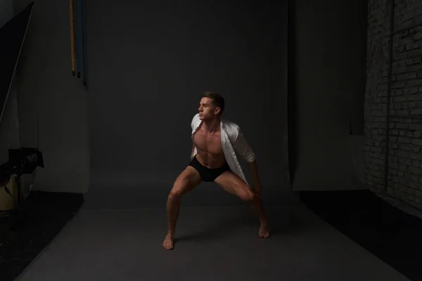 Hommes est danses dans un pantalon noir — Photo