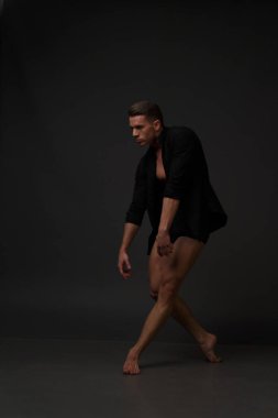 erkekler mi bir siyah pantolon dansları