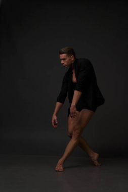 erkekler mi bir siyah pantolon dansları