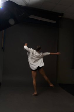 erkekler mi bir siyah pantolon dansları