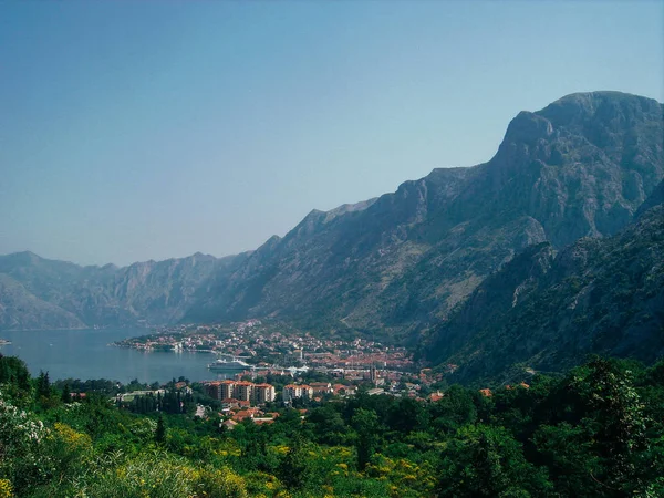 Άποψη του κόλπου kotor ηλιόλουστη ημέρα, Κοτόρ, Μαυροβούνιο — Φωτογραφία Αρχείου