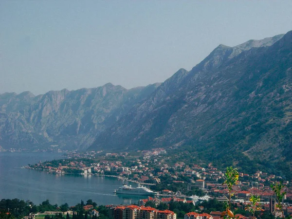 Blick auf die Bucht von Kotor am sonnigen Tag, Kotor, Montenegro — Stockfoto