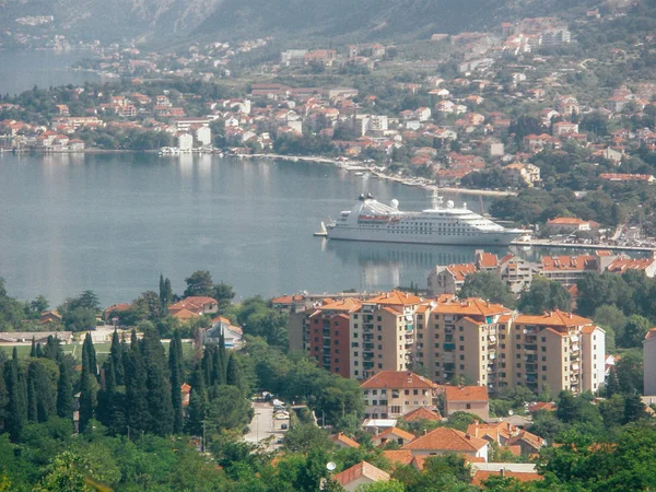 Blick auf die Bucht von Kotor am sonnigen Tag, Kotor, Montenegro — Stockfoto