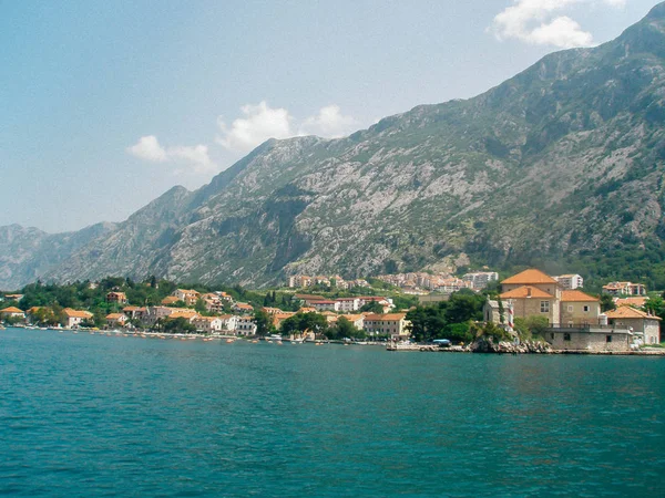 Blick auf die Bucht von Kotor am sonnigen Tag, Kotor, Montenegro — Stockfoto