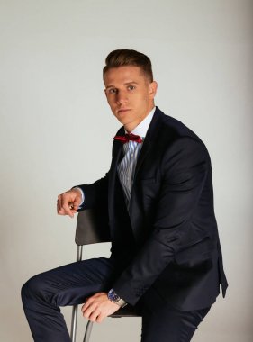 kıyafeti giyen bir sandalyede oturuyor