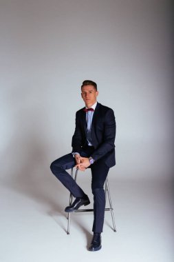 kıyafeti giyen bir sandalyede oturuyor