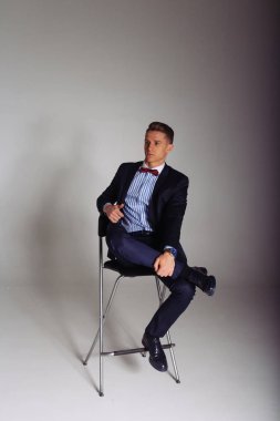 kıyafeti giyen bir sandalyede oturuyor