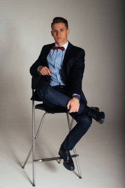 kıyafeti giyen bir sandalyede oturuyor